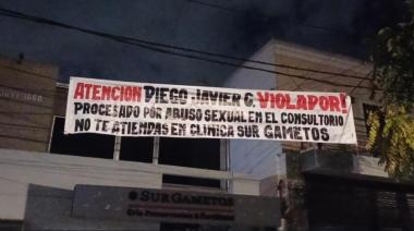 Bronca porque que el ginecólogo acusado de abuso "sigue atendiendo en su consultorio"