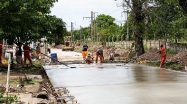 Avanza la pavimentación de calle Ávila que conecta la estación de la UNAB con el centro de Longchamps