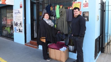 En Lomas de Zamora una vecina dona abrigos para ayudar a quienes los necesitan