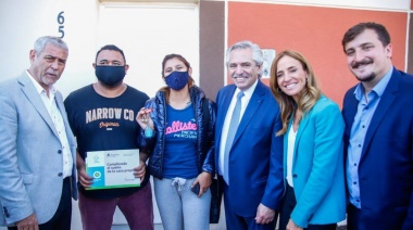 Fernández entregó viviendas y recorrió el Barrio Azul en Avellaneda