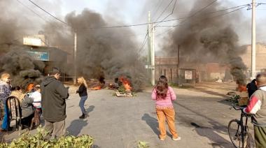 Vecinos de Monte Grande cortaron la calle en reclamo por los cortes de luz