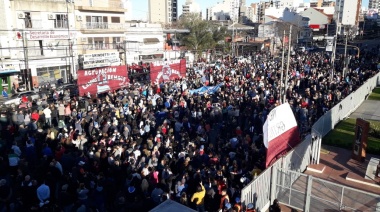 Una multitud se concentró frente a la Municipalidad en respaldo a Néstor Grindetti