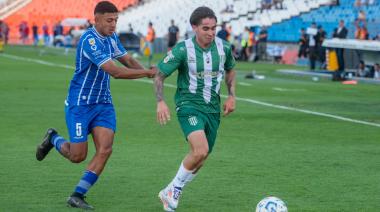 Banfield perdió en Mendoza por goleada y no levanta cabeza