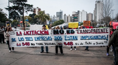 Pasajeros de la 548 marcharon al Municipio para defender a la empresa Larroque