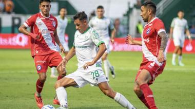Banfield perdió sobre la hora y se hunde en la tabla