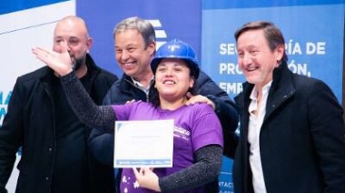 Cascallares entregó certificados a vecinas que se formaron para trabajar en la construcción