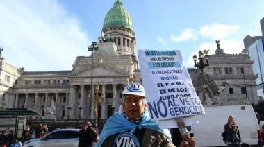 Jubilados resisten el ajuste en las calles