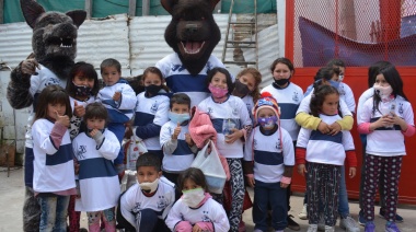 "Dale Lobo" repartió camisetas de Gimnasia en el barrio de Maradona