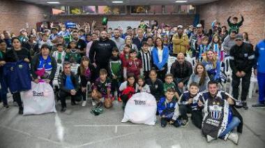 Entregan de material deportivo a equipos de fútbol infantil del distrito