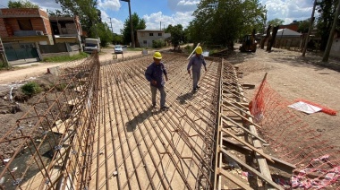 Construyen dos puentes vehiculares, pavimento y veredas en márgenes del Arroyo del Rey