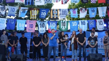 Con la presencia de Claudia y Giannina, una multitud disfrutó del homenaje a Maradona
