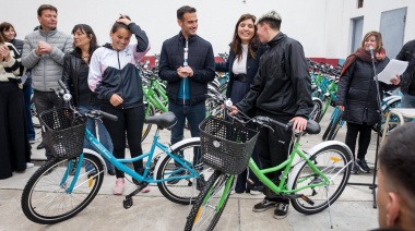 Julián Álvarez y Vilar entregaron más de 100 bicicletas a estudiantes de Lanús