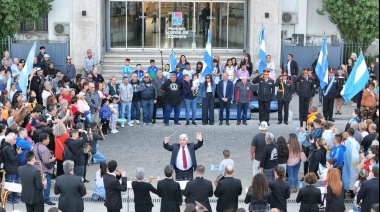 Otermín participó junto a miles de vecinos del homenaje a veteranos de Malvinas en Lomas