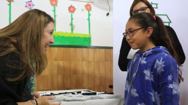 Entregan anteojos en escuelas primarias