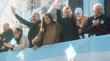 Miles de vecinos celebraron el Día de la Patria en la Plaza Grigera