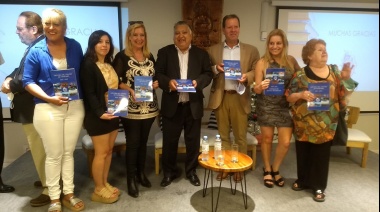 González Insfrán presentó el libro del Centro de Patrones y Oficiales Fluviales