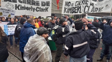 Trabajadores de Kimberly-Clark resisten el cierre de planta en Quilmes