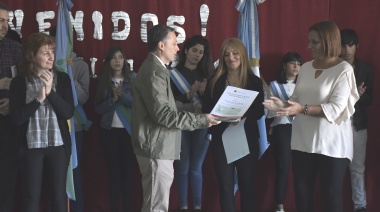 Gray participó del inicio de clases de la Escuela Secundaria Nº 13