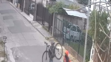 Detuvieron a dos motochorros filmados mientras robaban una bicicleta