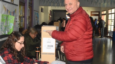 "Orgullo por nuestra democracia", expresó Russo tras emitir su voto