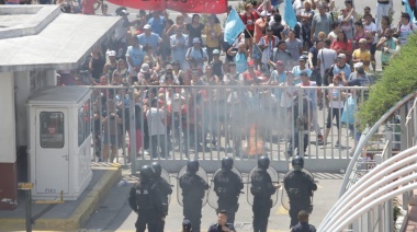 El gobierno de Néstor Grindetti repudió los “desmanes” de agrupaciones frente al Palacio Municipal