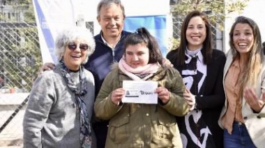 Entregan pases libres provinciales para transporte público a vecinos con discapacidad