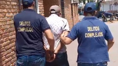 Policía exonerado manejaba una combi escolar y fue detenido por abuso sexual