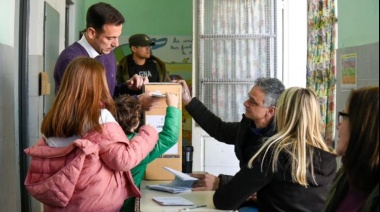 Julián Álvarez votó en Lanús: "A 40 años de la recuperación de la democracia, celebramos el derecho a votar"