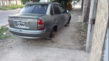 Desarmaron el auto de un vecino de Budge estacionado frente a su casa