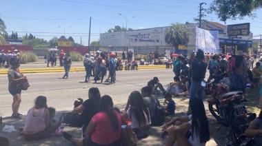 Manifestantes reclamaron alimentos y herramientas de trabajo frente a un hipermercado