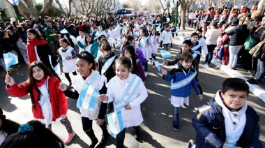 Desfile patrio y promesa de más de 2500 alumnos para conmemorar el Día de la Bandera