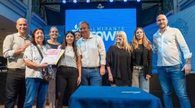 Cascallares acompañó a familias de siete localidades en la firma de sus escrituras