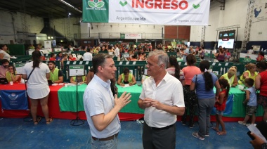 Gray participó de la entrega de las tarjetas alimentarias