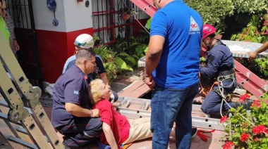 Defensa Civil y Bomberos rescataron a una abuela de 90 años que cayó a un pozo ciego