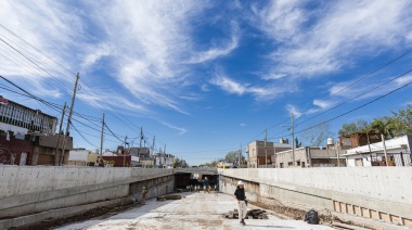 Paso bajo nivel de San Martín: Avanzan con las obras hidráulicas y el revestimiento de paredes
