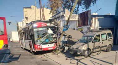 Colectivero se descompensó y chocó: nueve personas heridas