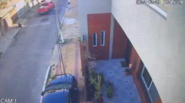 Quiso robar la casa de un jubilado, lo recibieron a tiros y murió en la vereda