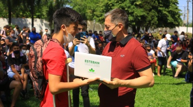 Gray entregó más de 700 netbooks a estudiantes de escuelas secundarias de Echeverría