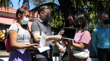 Gray entregó netbooks y tablets en instituciones educativas de Esteban Echeverría