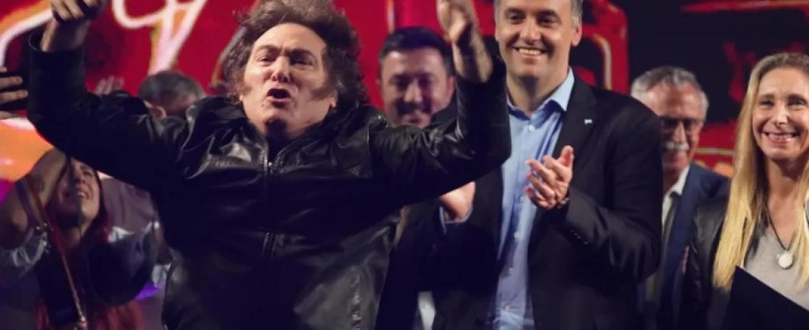 La pelea es a los gritos en la octava: Milei mete miedo y el peronismo le reza a san Alak
