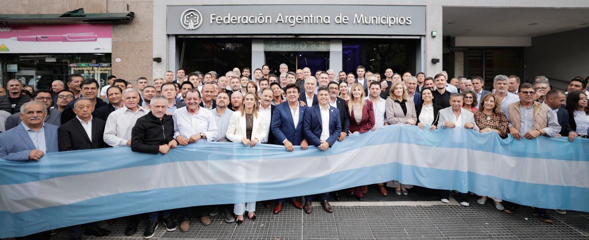 Intendentes alertan por falta de garrafas y medicamentos: la tensión social puede explotar