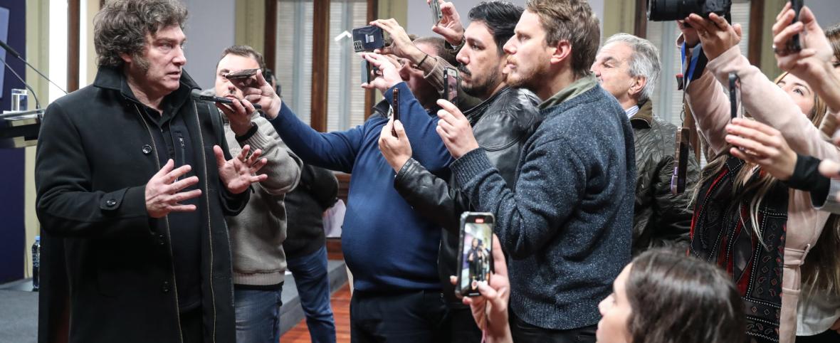 A Milei se le quemaron los papeles: sin un relato verosímil, deriva en peligroso autoritarismo