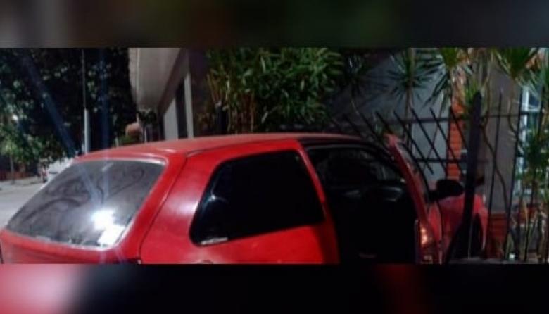 Ladrones chocaron contra una casa en Avellaneda