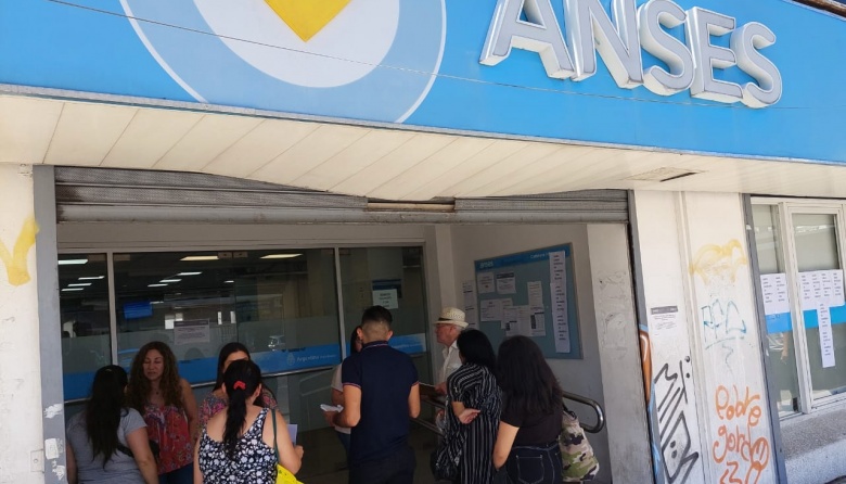 Trabajadores del ANSES de Lanús detuvieron actividades en repudio a  despidos y pedido de reincorporación - Política del Sur