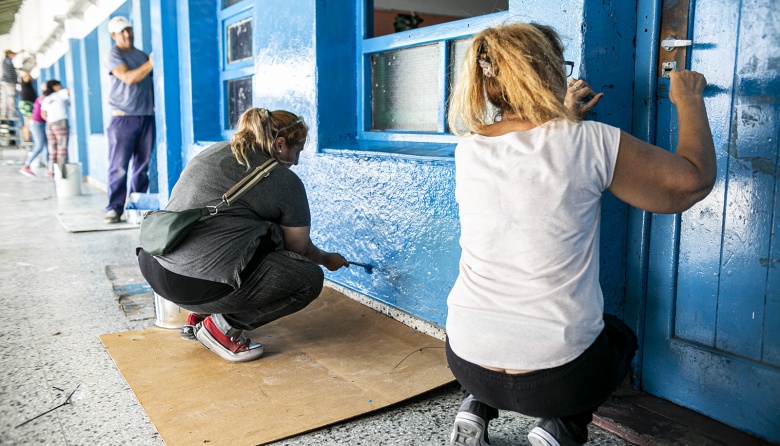 El Municipio realizó una jornada de pintura y limpiezas en las escuelas junto a docentes y padres