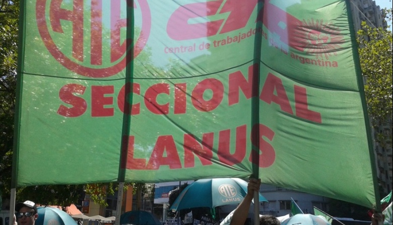 ATE Lanús junta firmas contra la Ley Bases en la Municipalidad