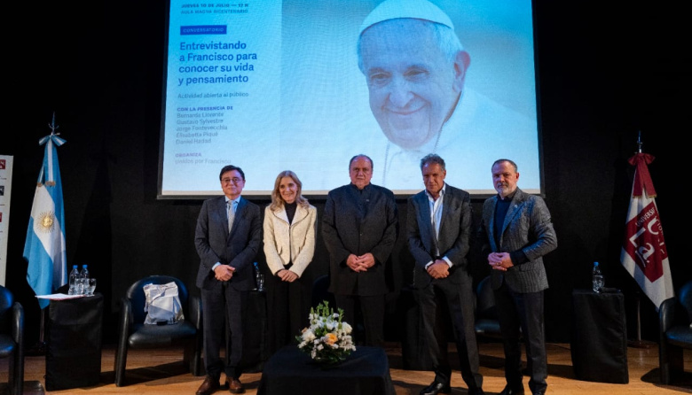 Entrevistando a Francisco: reconocidos periodistas relataron en la UNLa cómo fue dialogar con el Papa