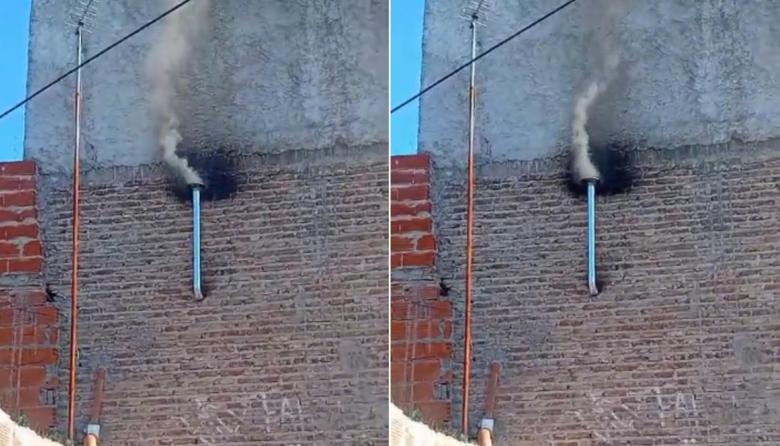 Colocaron la chimenea de un taller clandestino en su patio, y se niegan a sacarlo