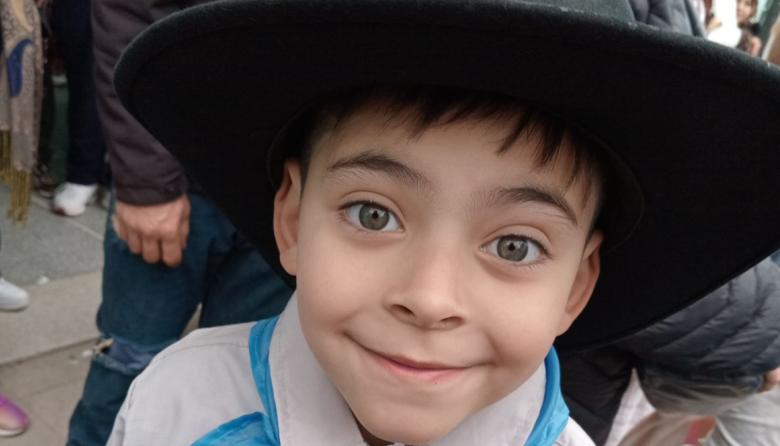 Cruzó en rojo con su moto y mató a un nene de 6 años que iba a la escuela, pero está libre