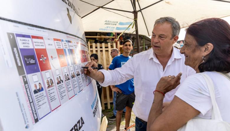 Cascallares recorrió las mesas de Fuerza Patria y dialogó con vecinos